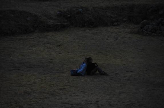Bem no centro dos círculos de Moray, admirando e sentindo o mágico entardecer no Valle Sagrado, perto de Cusco, no Peru